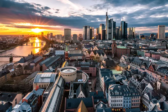 Frankfurt am Main — Skyline und Römer